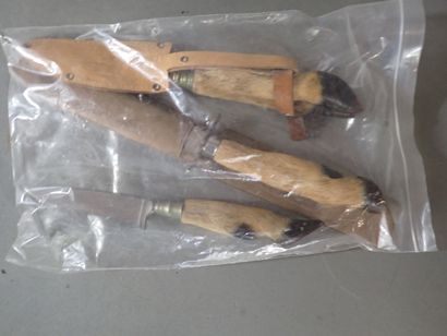 Trois couteaux de chasse à manche en patte...