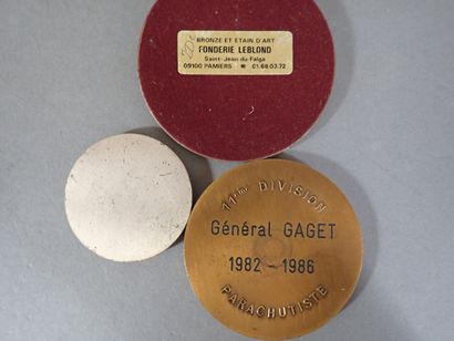 3 médailles de table en bronze, sur les troupes...
