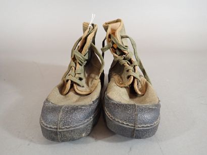 Deux paires de chaussures de brousse en toile...