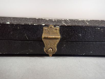 Ensemble de décorations militaires et insignes...