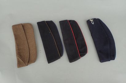 Quatre bonnets de police; un en laine Kaki,...