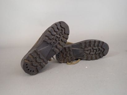 Une paire de brodequins en cuir à semelle...