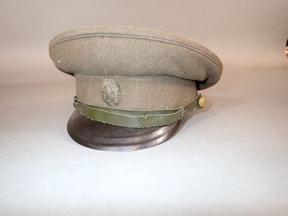 Casquette soviétique en drap vert, avec insigne...