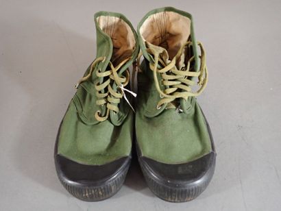Deux paires de chaussures de brousse en toile...