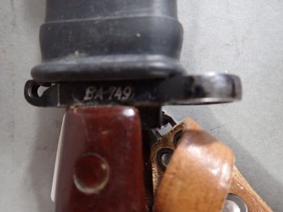 Baïonnette pour AK 47. Poignée en bakélite...
