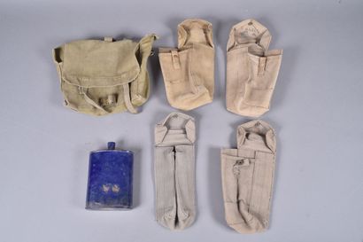 Lot d’équipement en web : 4 pouchs à munition,...