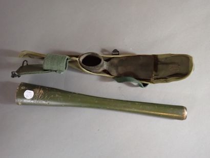 Lot de trois outils individuels : pelle pliante...