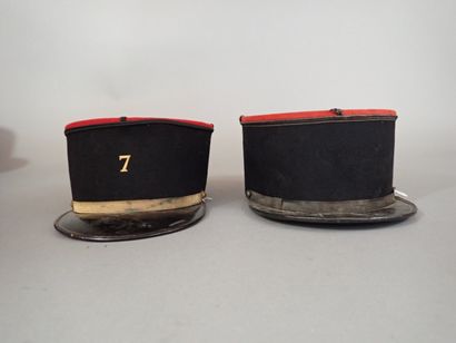 Deux képis modèle 35. Un képi de sergent...