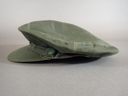 Lot de deux casquettes en toile verte, une...