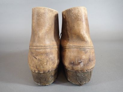 Paire de galoches en cuir brun, à semelle...