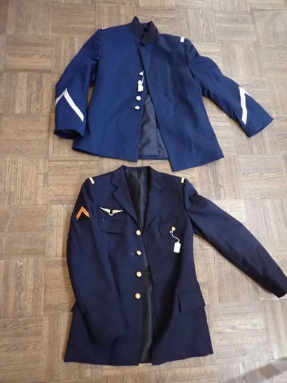Lot de deux vareuses. Une de caporal de l’Armée...