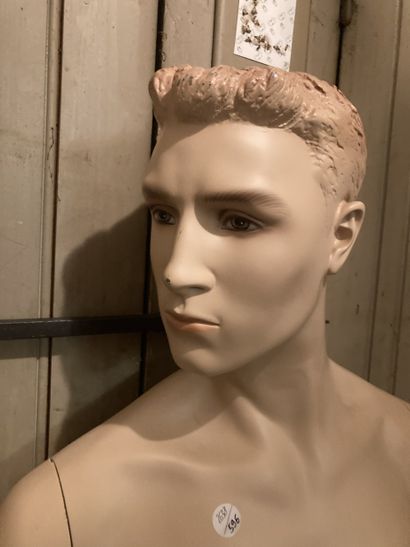 Mannequin homme en résine chair. Griffures...