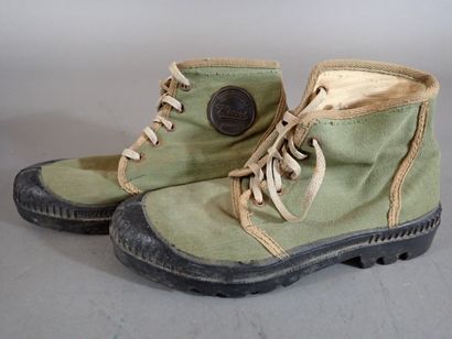 Deux paires de chaussures de brousse (Pataugas)...