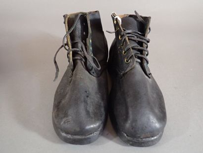 Paire de brodequins soviétiques en cuir noir....