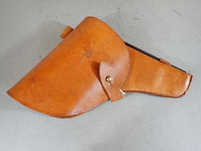 Etui en cuir fauve pour revolver Nagant modèle...