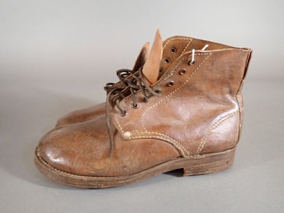 Paire de brodequins en cuir brun, semelles...