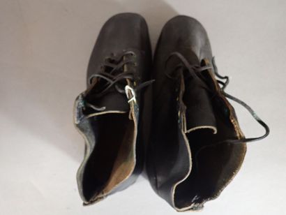 Paire de brodequins soviétiques en cuir noir....