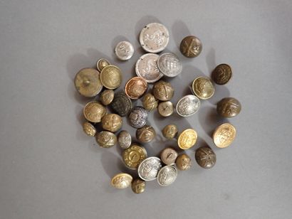 37 boutons dont 3 boutons de la Garde Nationale...
