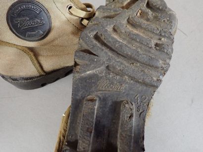 Deux paires de chaussures de brousse (Pataugas)...