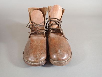 Paire de brodequins en cuir brun, semelles...