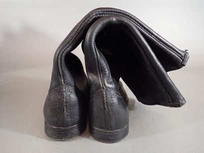 Paire de bottes soviétiques en cuir noir...