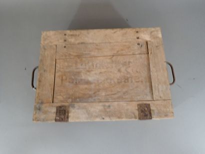 Caisse à munitions allemande en bois doublé...