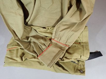 Uniforme soviétique en tissu kaki à passepoil...
