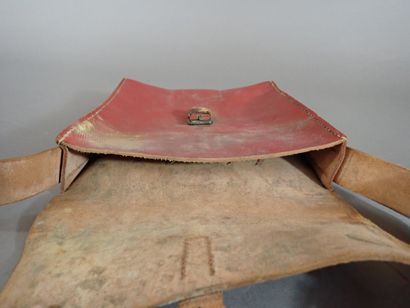 Sacoche de cavalerie de spahis en cuir rouge...