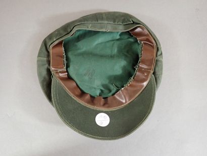Lot de deux casquettes en toile verte, une...