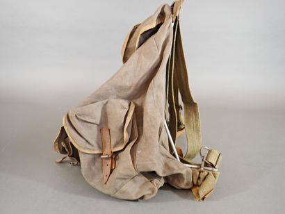 Petit havresac en toile brune, cuir et armature...