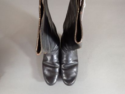 Paire de bottes d’officier en cuir gaufré....