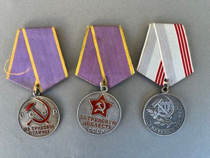 URSS. Ensemble composé de trois éléments...