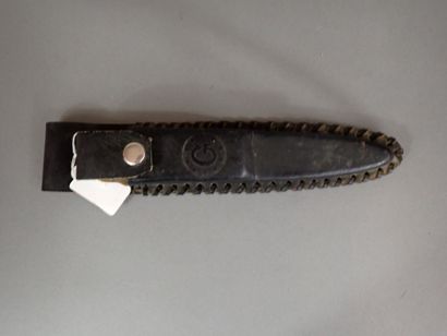 Deux couteaux de chasse. Un de marque Tenax...