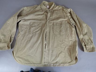 Trois chemises Chino en coton, avec épaulettes....