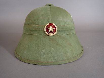 Casque Nord Vietnamien en carton recouvert...