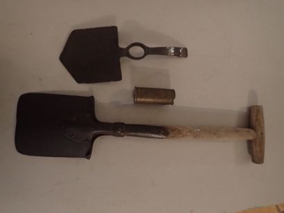 Lot: pelle bêche allemande, le fer daté 1915...