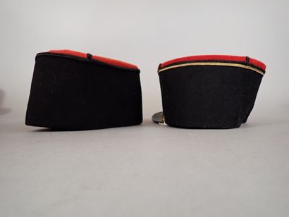 Deux képis modèle 35 d’infanterie. Un sergent...