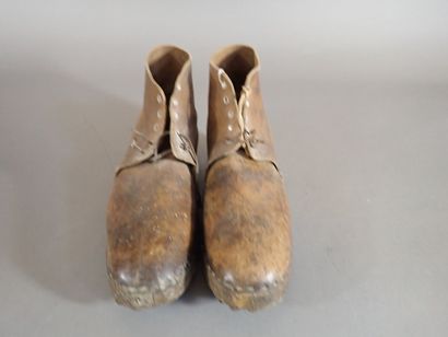 Paire de galoches en cuir brun, à semelle...