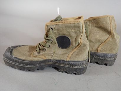 Deux paires de chaussures de brousse en toile...