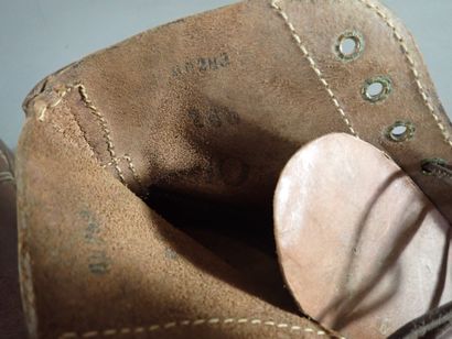 Paire de brodequins en cuir brun, semelles...