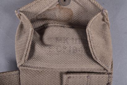 Lot d’équipement en web : 4 pouchs à munition,...