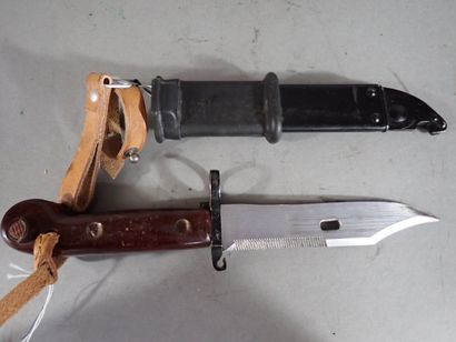 Baïonnette pour AK 47. Poignée en bakélite...