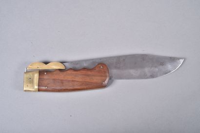 Important couteau de chasse pliant. Plaquette...
