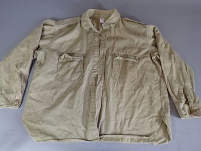 Trois chemises Chino en coton, avec épaulettes....