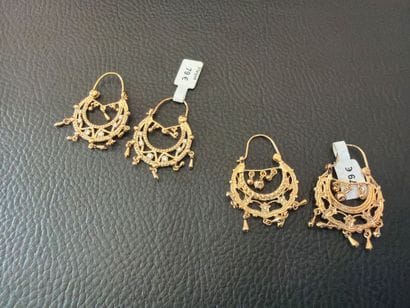 Deux paires de boucles en métal plaqué or,...