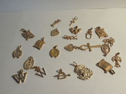 Lot de 20 pendentifs en métal doré, lettres,...