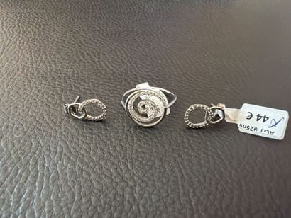 Lot comprenant une bague et une paire de...
