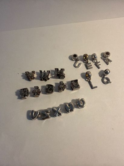 CHARMS - Lot de 19 perles de bracelets et...