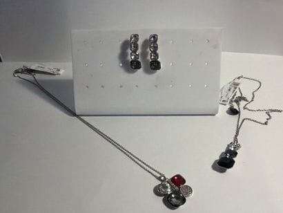 SPARK - Lot comprenant une paire de boucles...