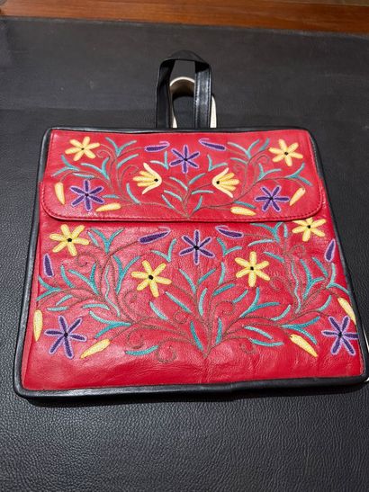 Lot de 3 pochettes en cuir de couleur, décor...